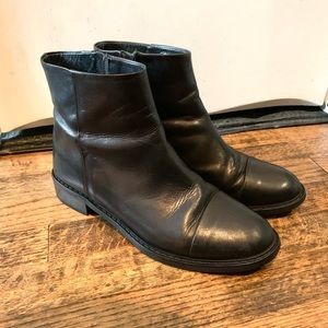 Davis Gomma 38/7.5 black leather ankle zip boots